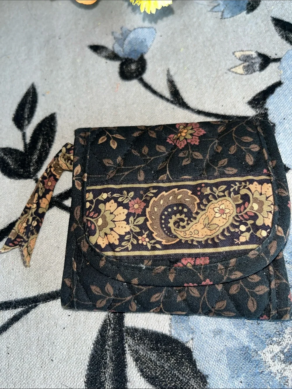 Vera Bradley Quilted Black Paisley Floral Compact Wristlet Wallet - Picture 1 of 4